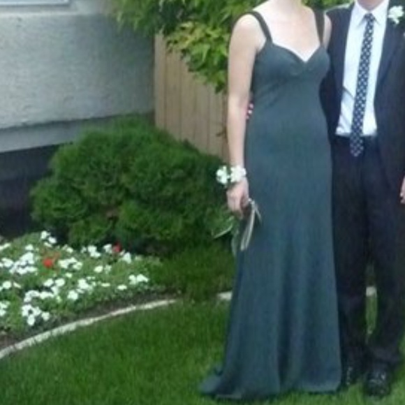 Green Backless Gown - Picture 3 of 6